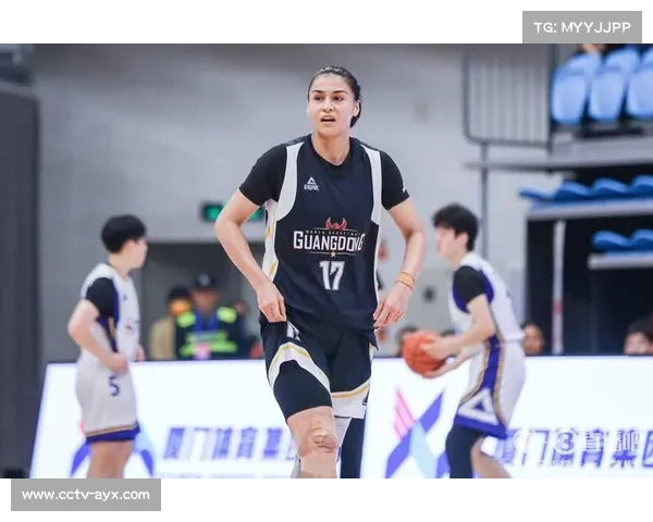 HNBA总决赛赛后,球迷有序排队等待球员签名 HNBA总决赛赛后,球迷有序排队等待球员签名